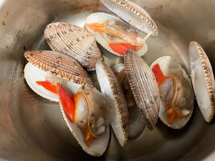 酒蒸しにしたすだれ貝。足が鮮やかなオレンジ色。