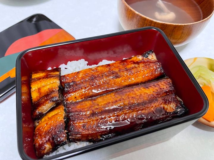 漆塗りの器を使ってうな重に。