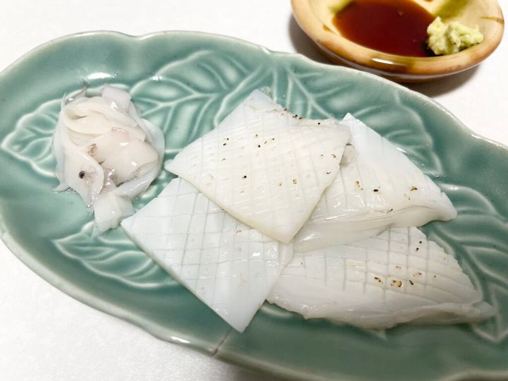 コウイカの刺身。少し炙って香ばしさをプラス。