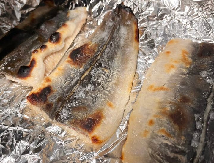 魚焼きグリルでうなぎを焼くところ。皮目から焼き始める。