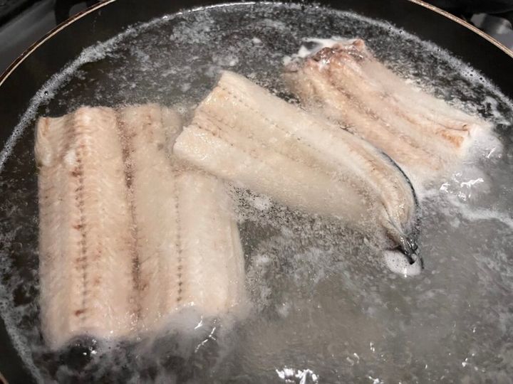 うなぎを下茹で中。10分ほど茹でで、完全に火を通す。