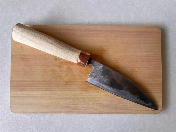 高橋鍛冶屋の出刃包丁。小さめなので家庭でも使いやすく、小回りがきく。