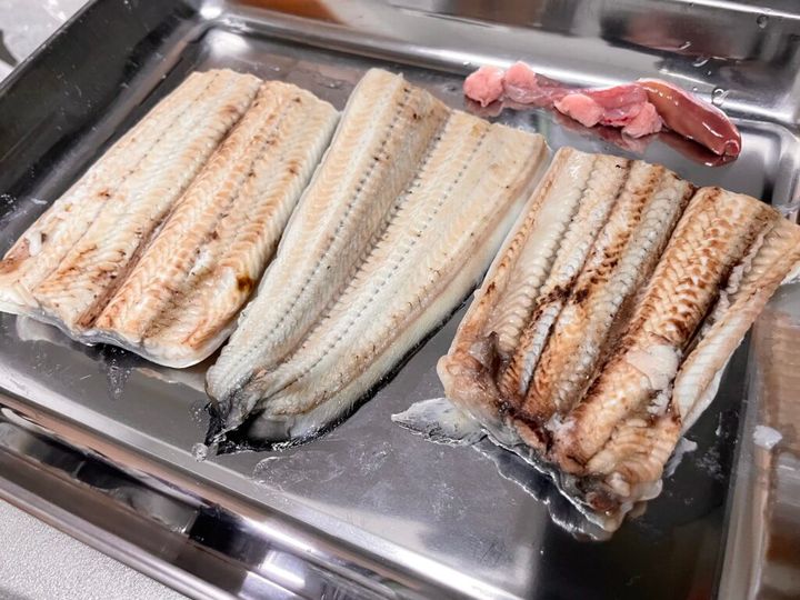 下茹で後のうなぎ。身は意外と丸まらず、きれいな形に。