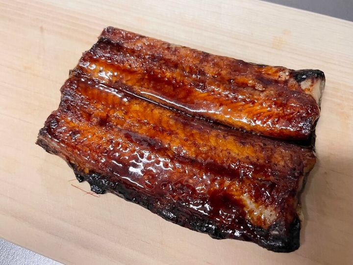 かば焼きのたれを塗って仕上げたうなぎ。香ばしいにおい。