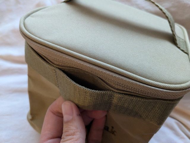 バニティポーチ側面の外ポケットのアップ