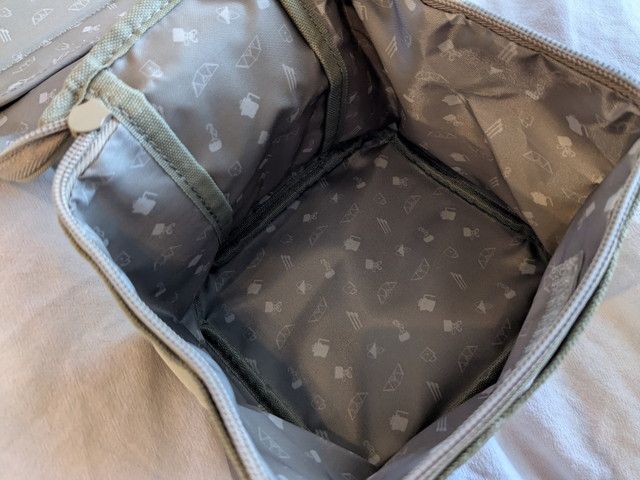 バニティポーチの内側。Snow Peakのロゴ柄がプリントされたおしゃれなライニング