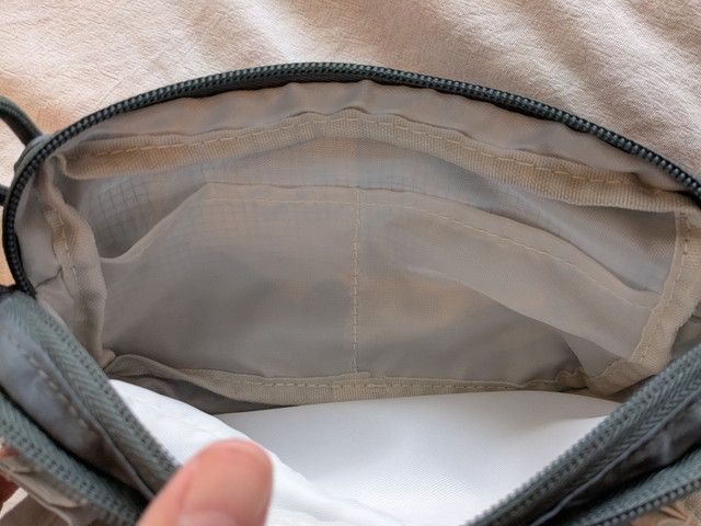 ショルダーバッグ内側のもう一方のポケットのようす