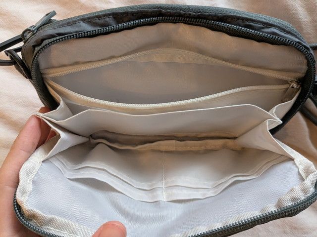 ショルダーバッグ内側のようす。白いライニングにオープンポケットが複数備わっている