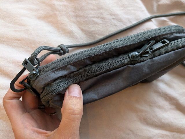 上部はダブルファスナー