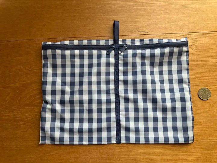 DAISO(ダイソー)：掛けられる収納ケース(紐付、ミニチェック)