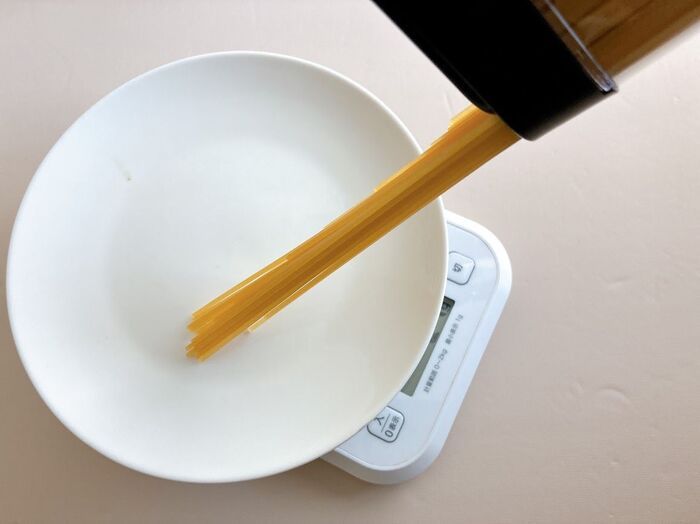 【ダイソー】厚さわずか3.3cmの“超スリム”な容器が買いでした♪キッチンの〈優秀コラボアイテム〉に注目！