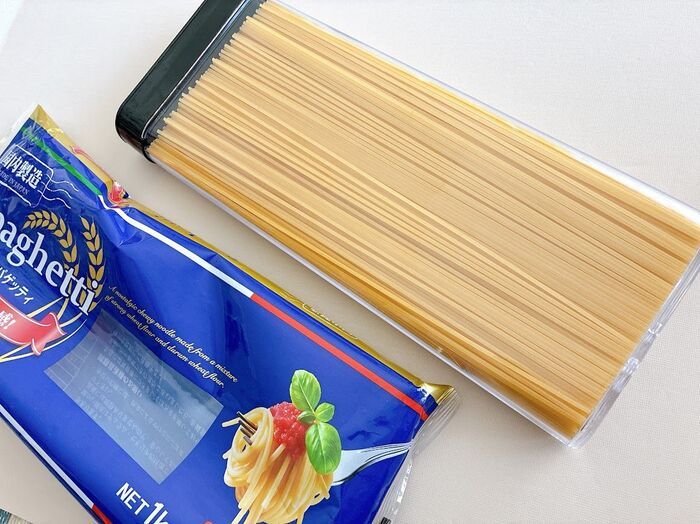 【ダイソー】厚さわずか3.3cmの“超スリム”な容器が買いでした♪キッチンの〈優秀コラボアイテム〉に注目！