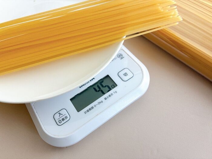 【ダイソー】厚さわずか3.3cmの“超スリム”な容器が買いでした♪キッチンの〈優秀コラボアイテム〉に注目！