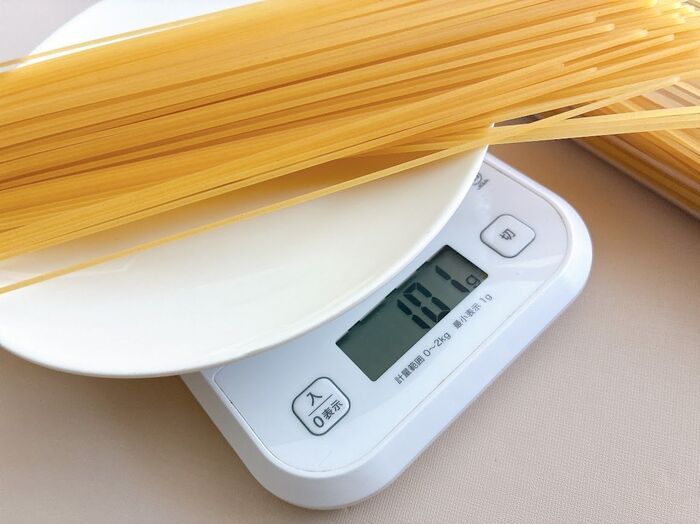 【ダイソー】厚さわずか3.3cmの“超スリム”な容器が買いでした♪キッチンの〈優秀コラボアイテム〉に注目！