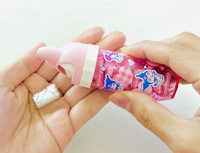 マイメロディ柄の携帯用綿棒ケースから中身を取り出している