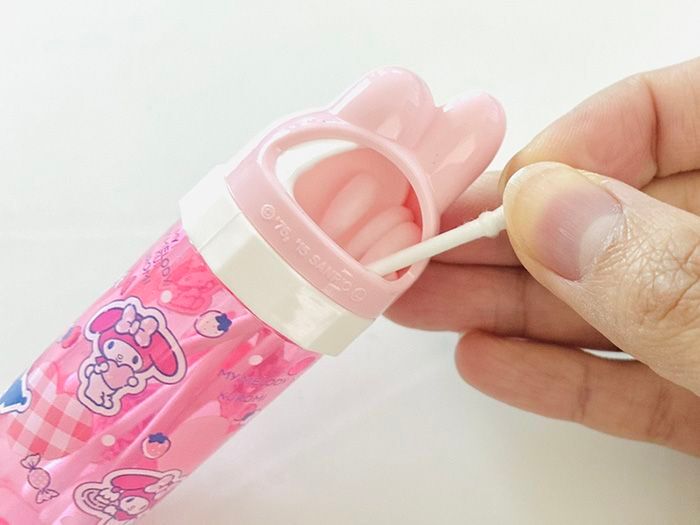マイメロディ柄の携帯用綿棒ケースから綿棒を取り出している
