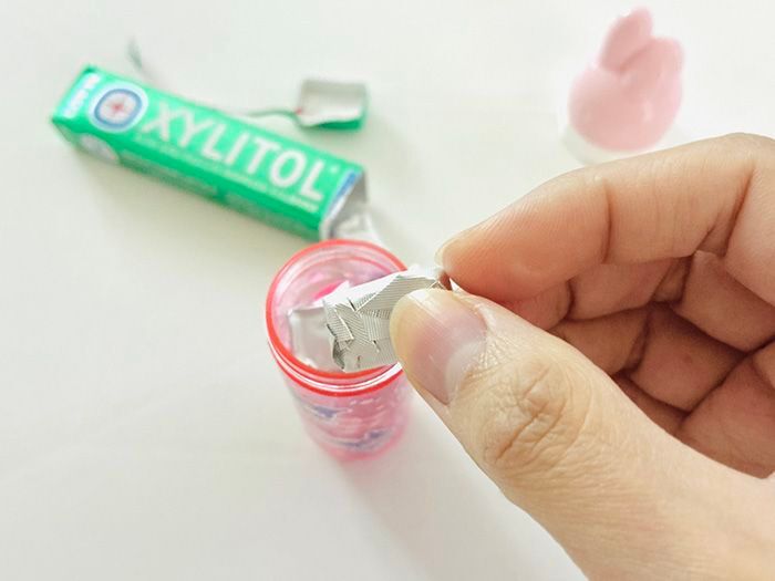 マイメロディ柄の携帯用綿棒ケースに粒ガム入れている