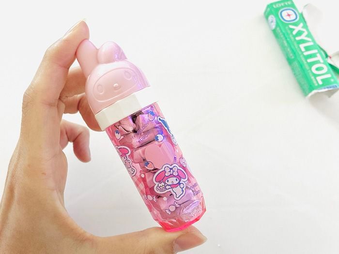 手に持ったマイメロディ柄の携帯用綿棒ケース