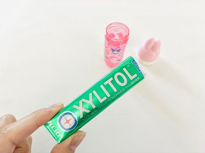 キシリトールガムと並べたマイメロディ柄の携帯用綿棒ケース