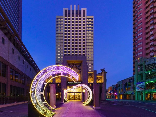 ザ パーク フロント ホテル アット ユニバーサル・スタジオ・ジャパンの夜の外観。ライトアップされたエントランスが華やか