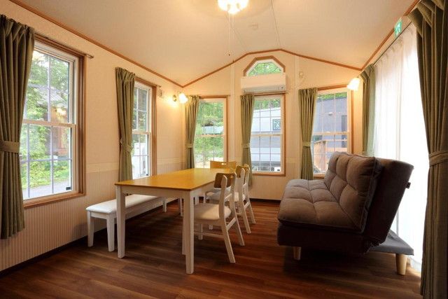 オークヴィレッジの室内。木のぬくもりあふれる明るいリビングダイニング