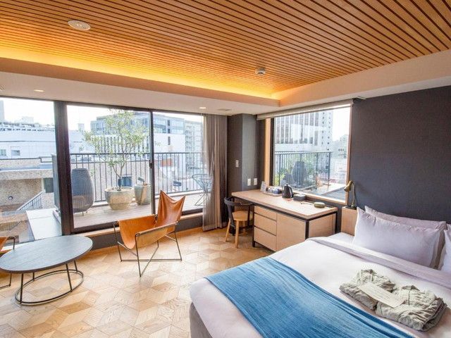 浅草九倶楽部ホテルのモダンな客室。バルコニーと大きな窓が特徴的
