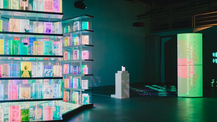 作家・村上春樹のこれまでとこれから。展示「𝙒𝙝𝙖𝙩 𝙔𝙤𝙪 𝙏𝙖𝙡𝙠 𝘼𝙗𝙤𝙪𝙩 𝙒𝙝𝙚𝙣 𝙔𝙤𝙪 𝙏𝙖𝙡𝙠 𝘼𝙗𝙤𝙪𝙩 𝙃𝙖𝙧𝙪𝙠𝙞 𝙈𝙪𝙧𝙖𝙠𝙖𝙢𝙞」が韓国で開催中