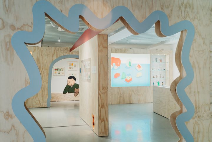 会場内に飾られる安西水丸作品