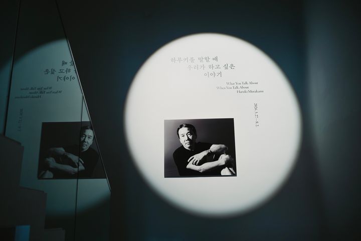 展示会場の壁のキャプション