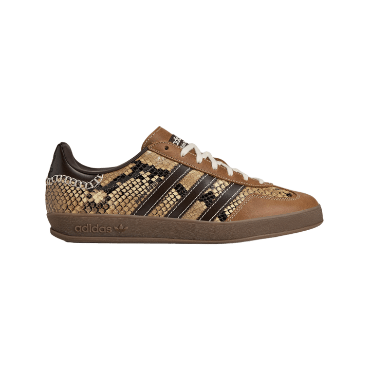 さらに、インドアサッカーをルーツに持つ「WB Gazelle Snake」、ポニーヘアアッパーが印象的な「WB Gazelle Pony」、クラフト感をにじませたランニングモデル「WB Adizero Adios」など、存在感のあるシューズが並ぶ。