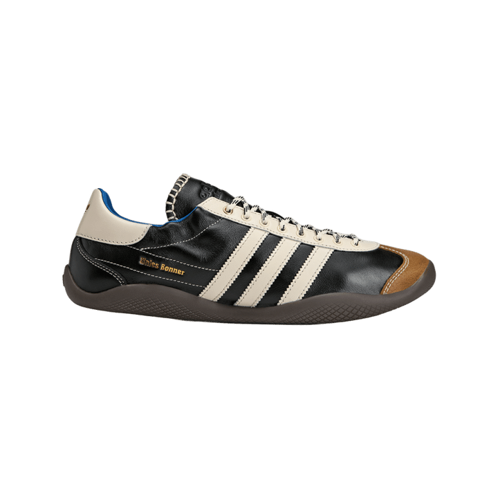 注目モデルのひとつ「WB Karintha」は、ブラックのレザーアッパーにコニャックカラーのレザートゥを組み合わせた一足。ブラジルの職人による手仕事で仕上げたウーブンレザーでアップデートされ、2026年春夏コレクションのファッションショーでも披露された。