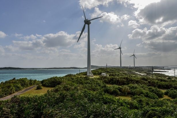 「西平安名崎」から海と風力発電も見える (C)OCVB