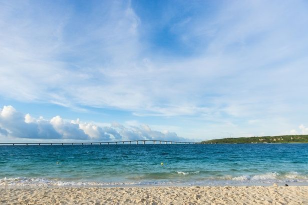 宮古島にある“東洋一美しい白砂”と称される「与那覇前浜ビーチ」 (C)OCVB