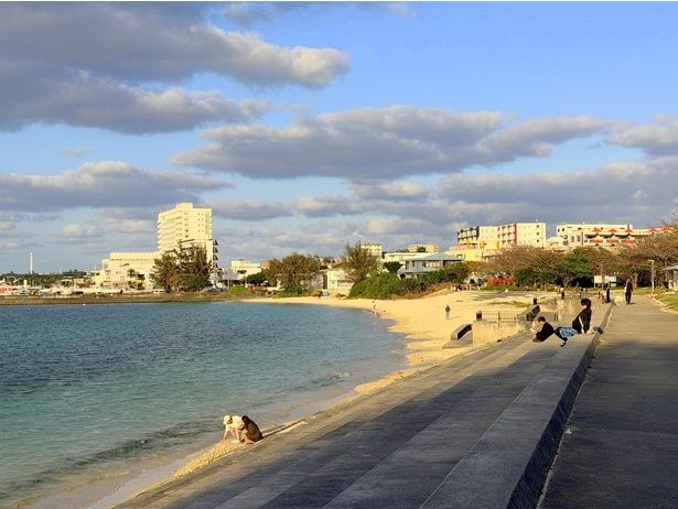 宮古島中心部に近い「パイナガマビーチ」は車がなくても行きやすい