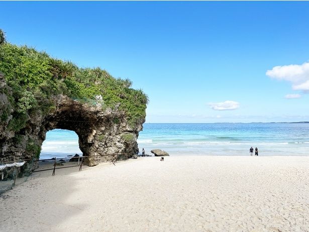 「砂山ビーチ」の洞穴は立入禁止なので注意 (C)OPG／(C)Okinawa Prefectural Government／(C)沖縄県