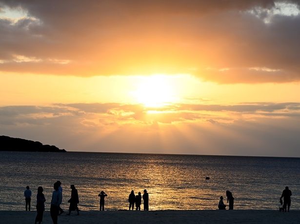 与那覇前浜ビーチの夕陽。宮古島はサンセットが美しいスポットも多くある