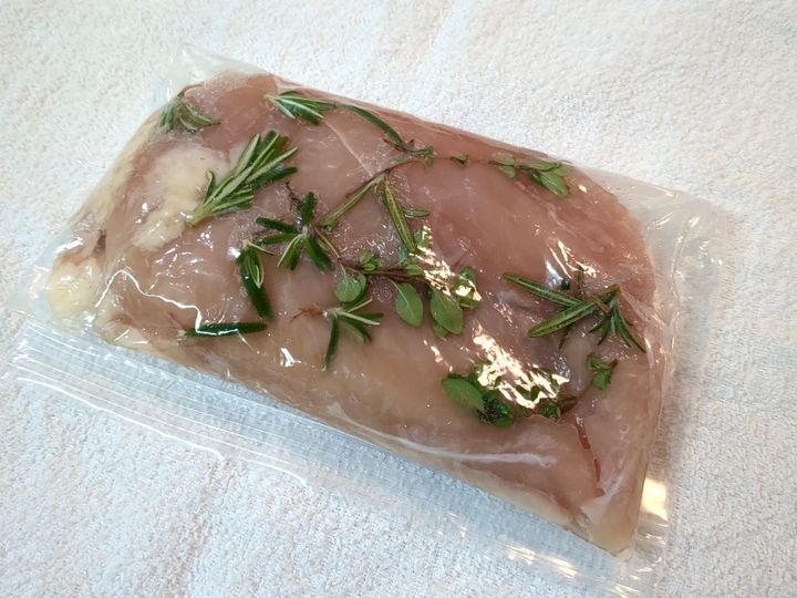 ハーブを加えます