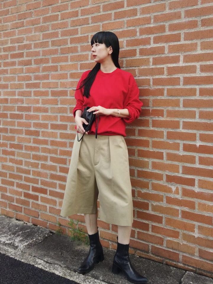 スエットのラフさで一気に親しみやすい印象に