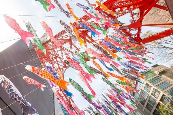 【東京都港区】東京タワーで、333匹の鯉のぼりが泳ぐ景色と夜桜のプロジェクションマッピングを堪能
