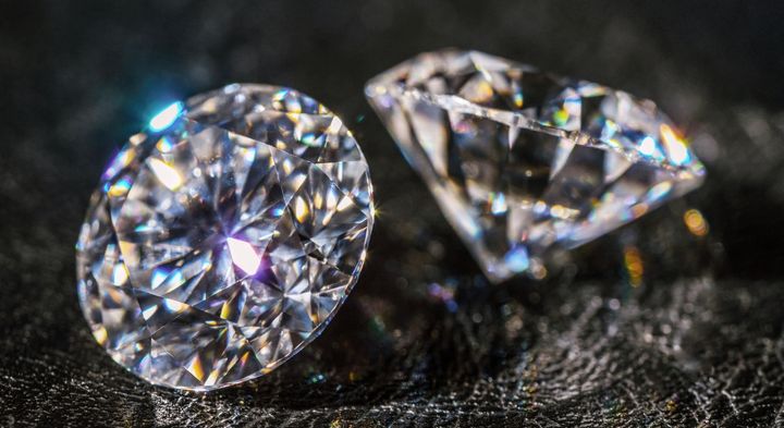 なぜダイヤの表面は硬く、内側が柔らかくなったのか──原子たちの