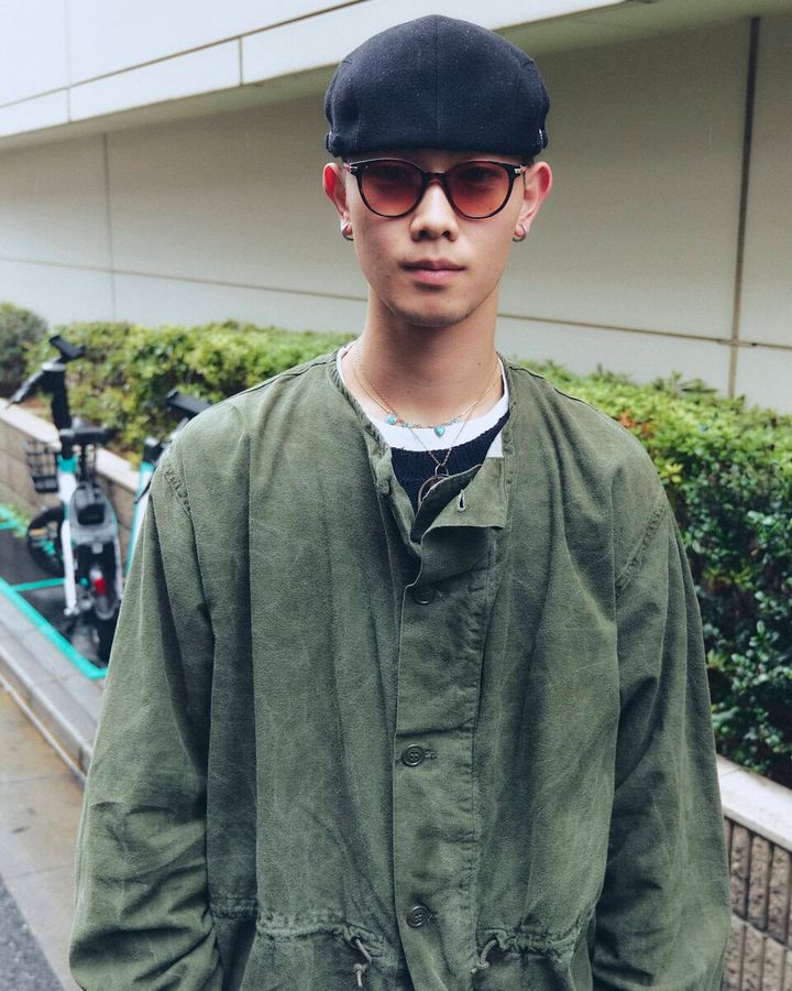 【20代スナップ】ミリタリーのアウターにスカートを合わせることでカジュアルな印象に