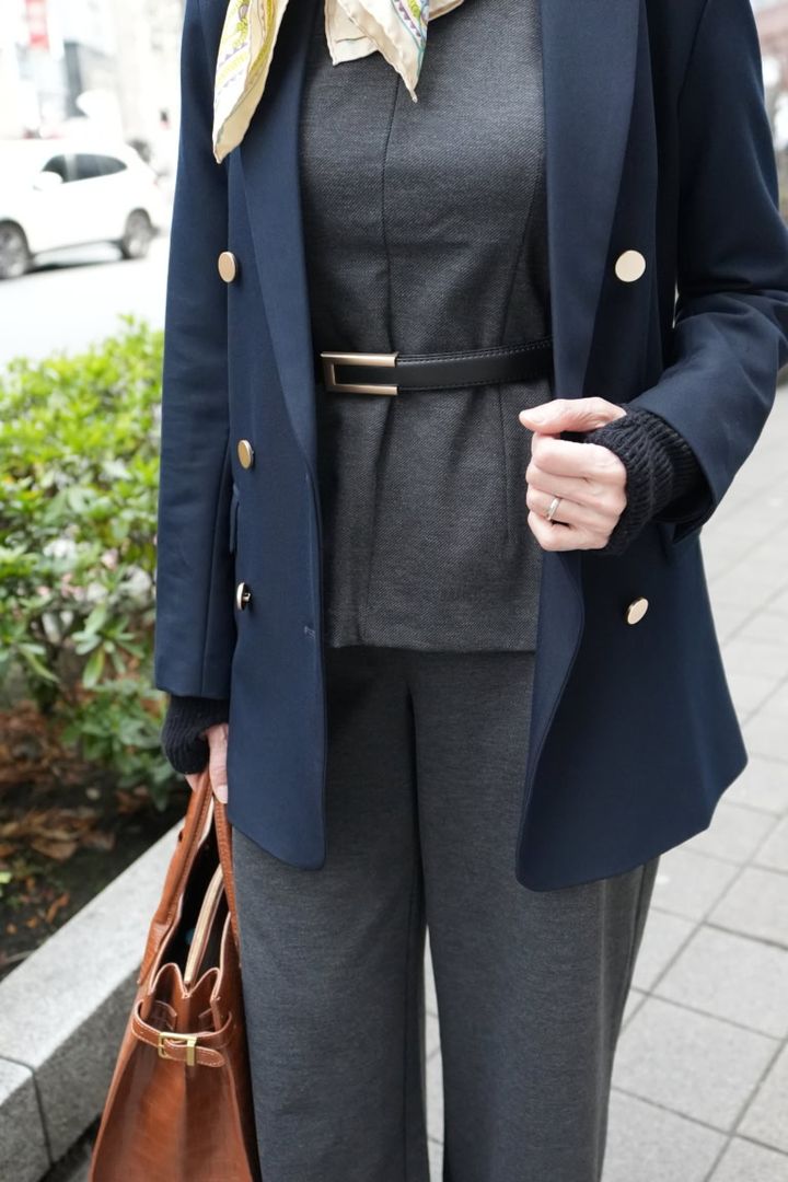 アクセサリーやベルトは紺ブレのボタンと色味を揃えて