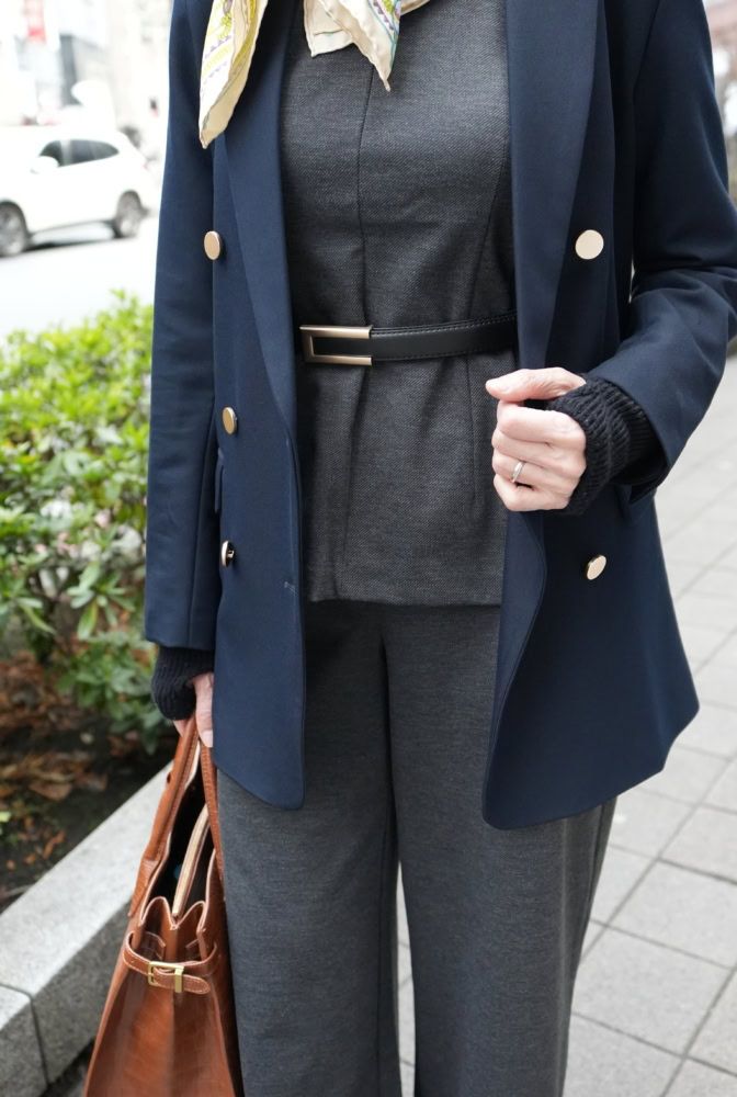 アクセサリーやベルトは紺ブレのボタンと色味を揃えて