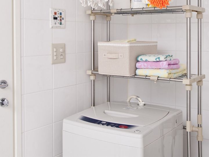 洗濯した衣類に「黒いわかめ」のようなものが付いていた経験がある人もいるのではないでしょうか。この「黒わかめ」の正体とは、一体何なのでしょうか？ 今回は、黒わかめを発生させないための洗濯機の使い方と、洗濯槽の掃除方法をご紹介します。