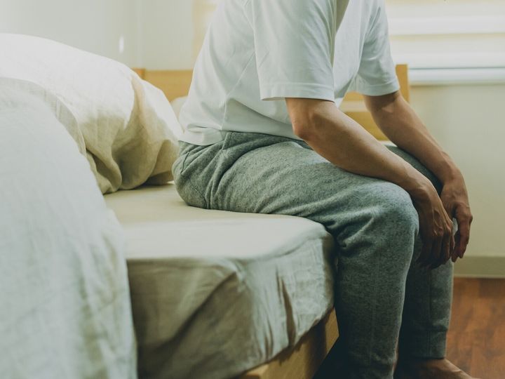 年間約7万7000件ある「孤独死」のうち、死後8日以上経ってから発見されるのは70代男性が突出して多いという。今は元気に働いていても、家族や知人との付き合いがない60代独身男性たちの心は「たった一人で死ぬ不安」に苛まれている。※サムネイル画像：PIXTA