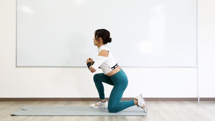 ハーフアップダウンスクワットのやり方2 右膝を床から離して立てる