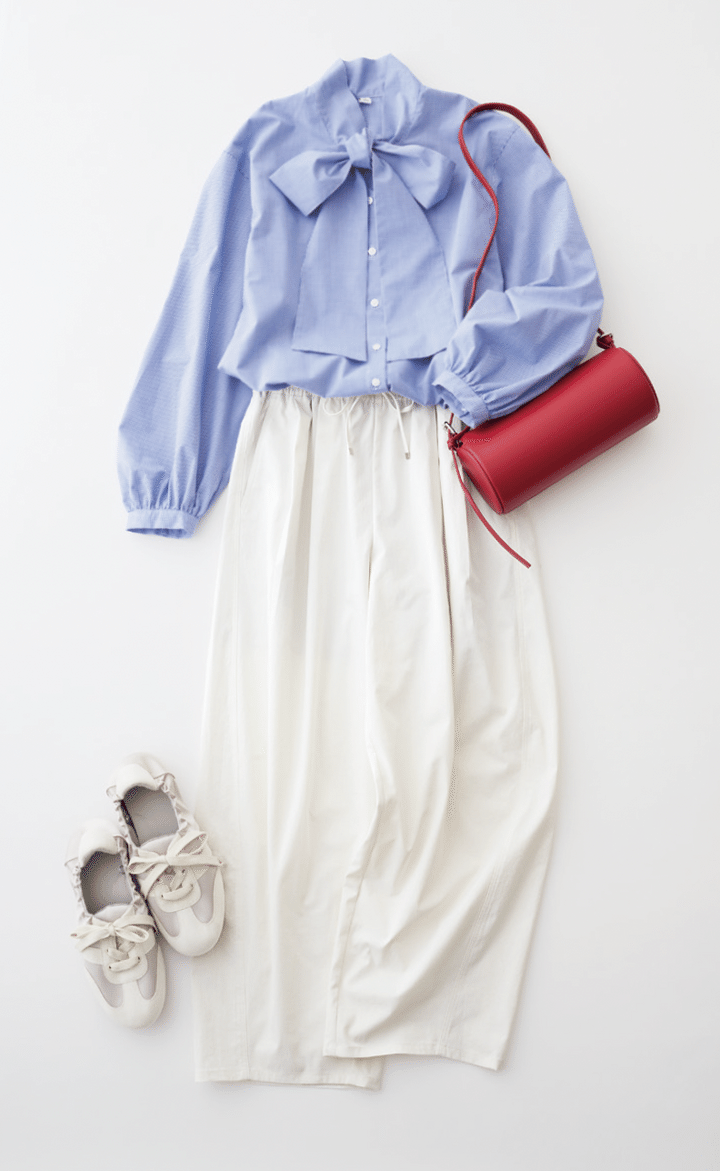 チェックボウタイブラウス¥2,490、バッグ¥2,990、バレエスニーカー¥2,990 ／すべてジーユー