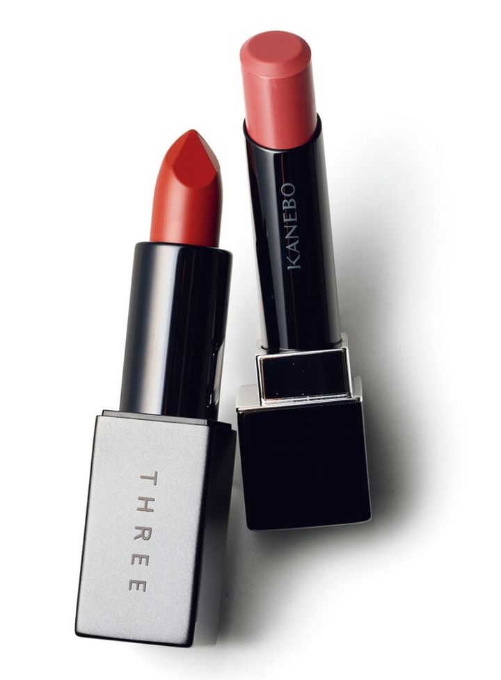 （右）深みのあるピンクベージュ。カネボウ ルージュスターヴァイブラント V16 ¥5,060／カネ ボウインターナショナルDiv. （左）落ち着いた印象のレッドブラウン。THREE ドリームオン アリューリング リップスティック 08¥4,400／THREE
