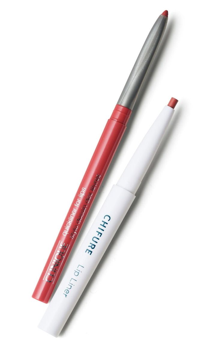 （右）くすんだ唇もきれいに補正するベージュピンク。ちふれ リップ ライナー 143 ¥572／ちふれ化粧品 （左）華やか過ぎないローズピンク。血色のよい唇におすすめ。クイック ライナーフォー リップ N 44 ¥3,630（4月24日発売）／クリニーク