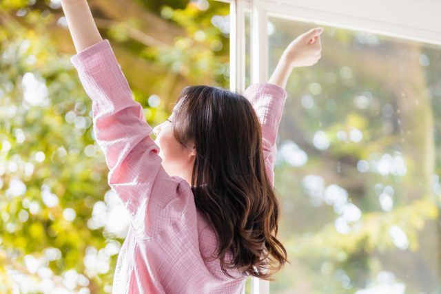 朝 目覚め 女性